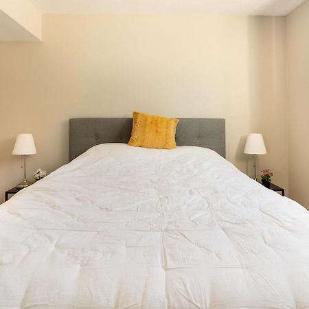 Entire 2 Bedroom Apartment Downtown - U1 كيتشنر المظهر الخارجي الصورة